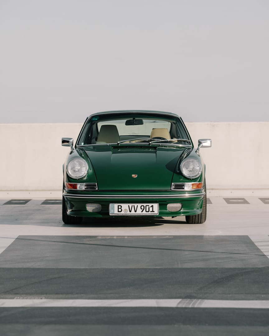 THE GREEN MACHINE, Backdate-911 in Dunkelgrün, Frontansicht auf dem Parkdeck