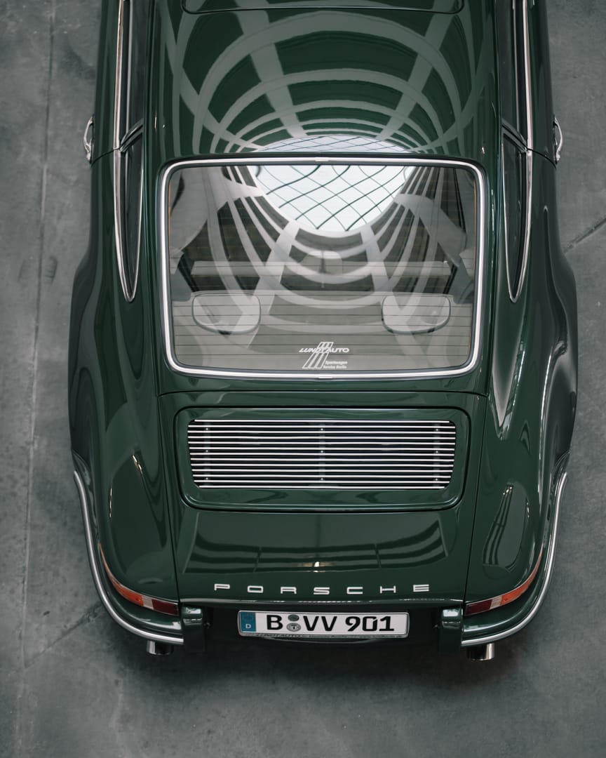 THE GREEN MACHINE, Heckansicht von oben mit Porsche-Schriftzug, nach dem Backdate-Umbau