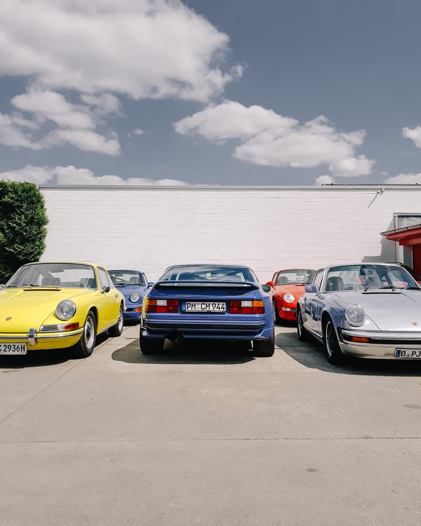 Hof von Lundtauto in Berlin-Zehlendorf mit Porsche-Klassikern