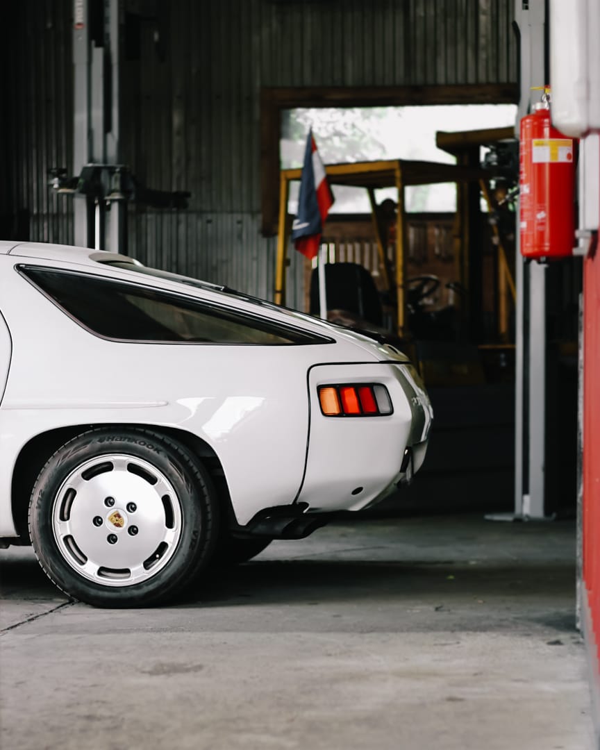 Porsche 928 rollt in die Halle in Zehlendorf