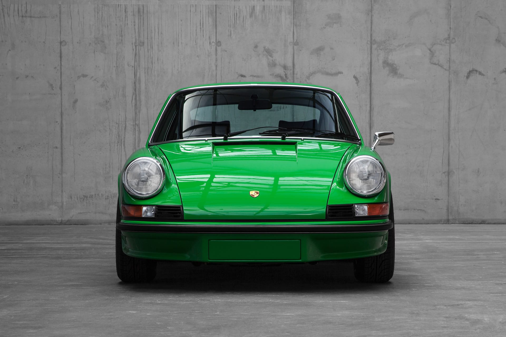 Porsche Carrera RS 2.7 in Viperngrün, Frontansicht, in der hellen Halle bei Lundtauto Berlin