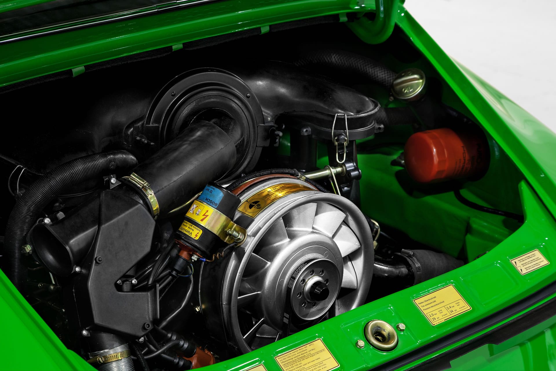 Blick in den Motorraum des Carrera RS 2.7 auf den luftgekühlten Sechszylinder-Boxer