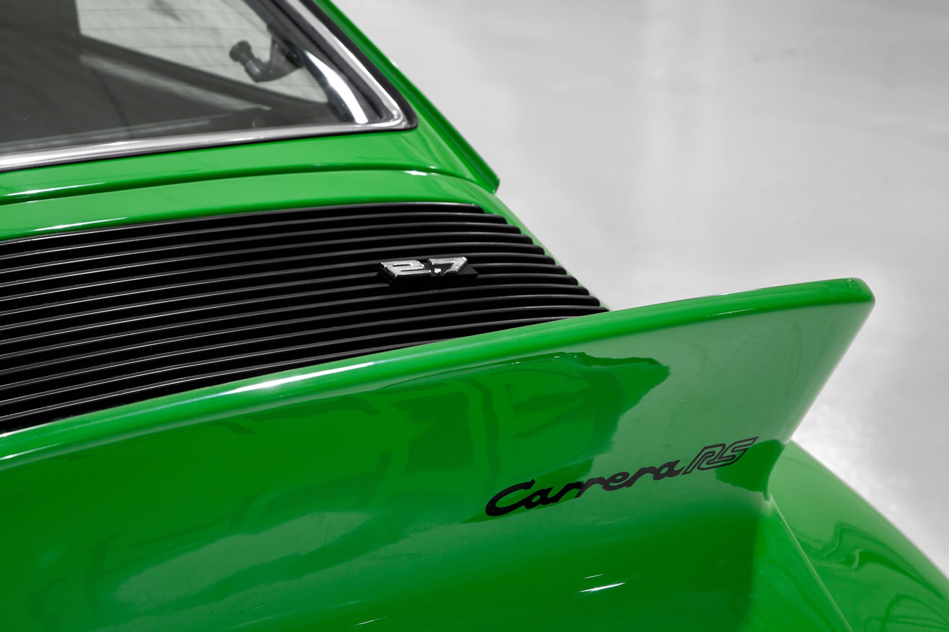 Heckdeckel des Carrera RS 2.7 mit Bürzel, schwarzem Lüftungsgitter und Carrera-RS-Schriftzug in Viperngrün