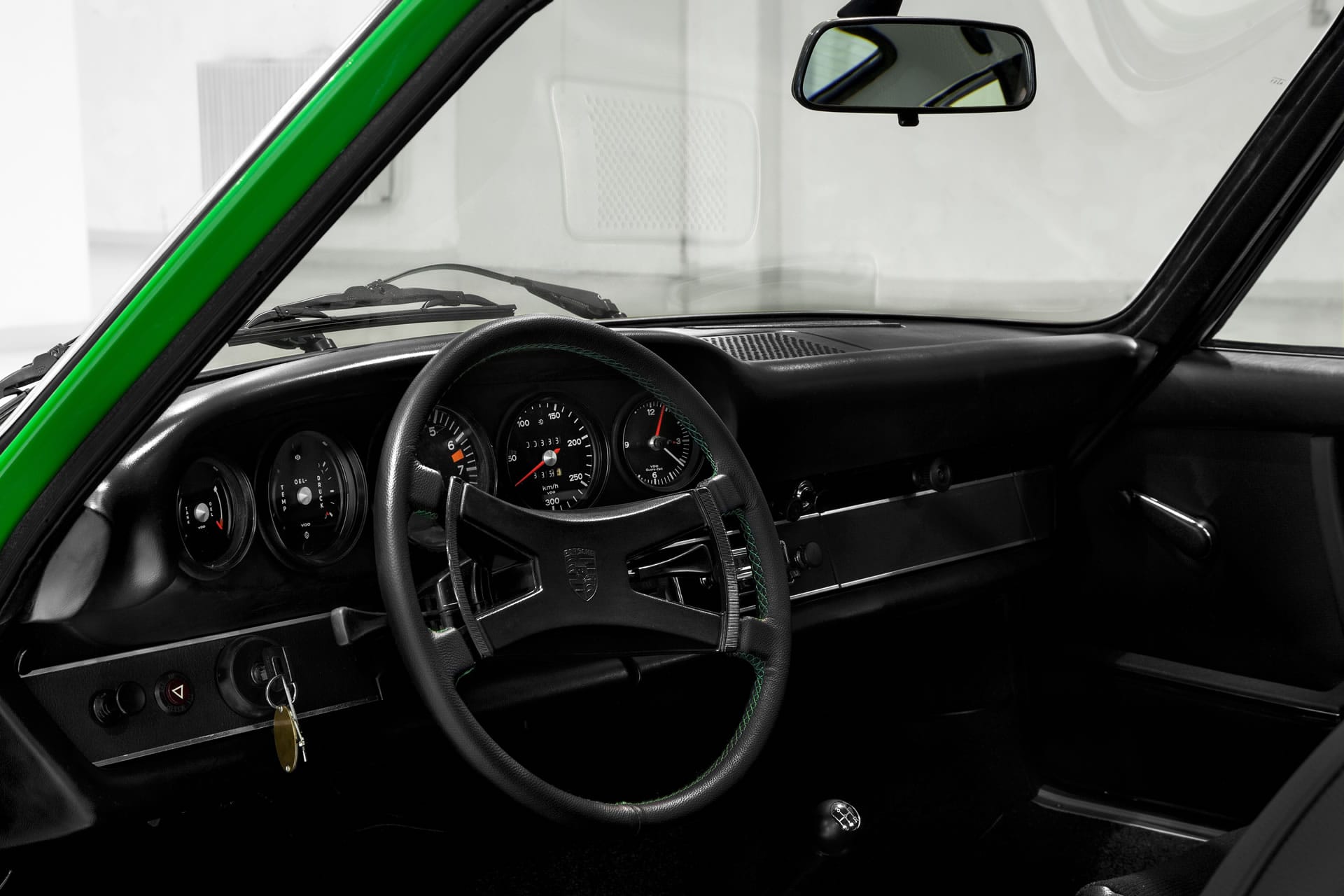 Innenraum des Carrera RS 2.7 mit schwarzem Armaturenbrett, klassischen Rundinstrumenten und Lenkrad