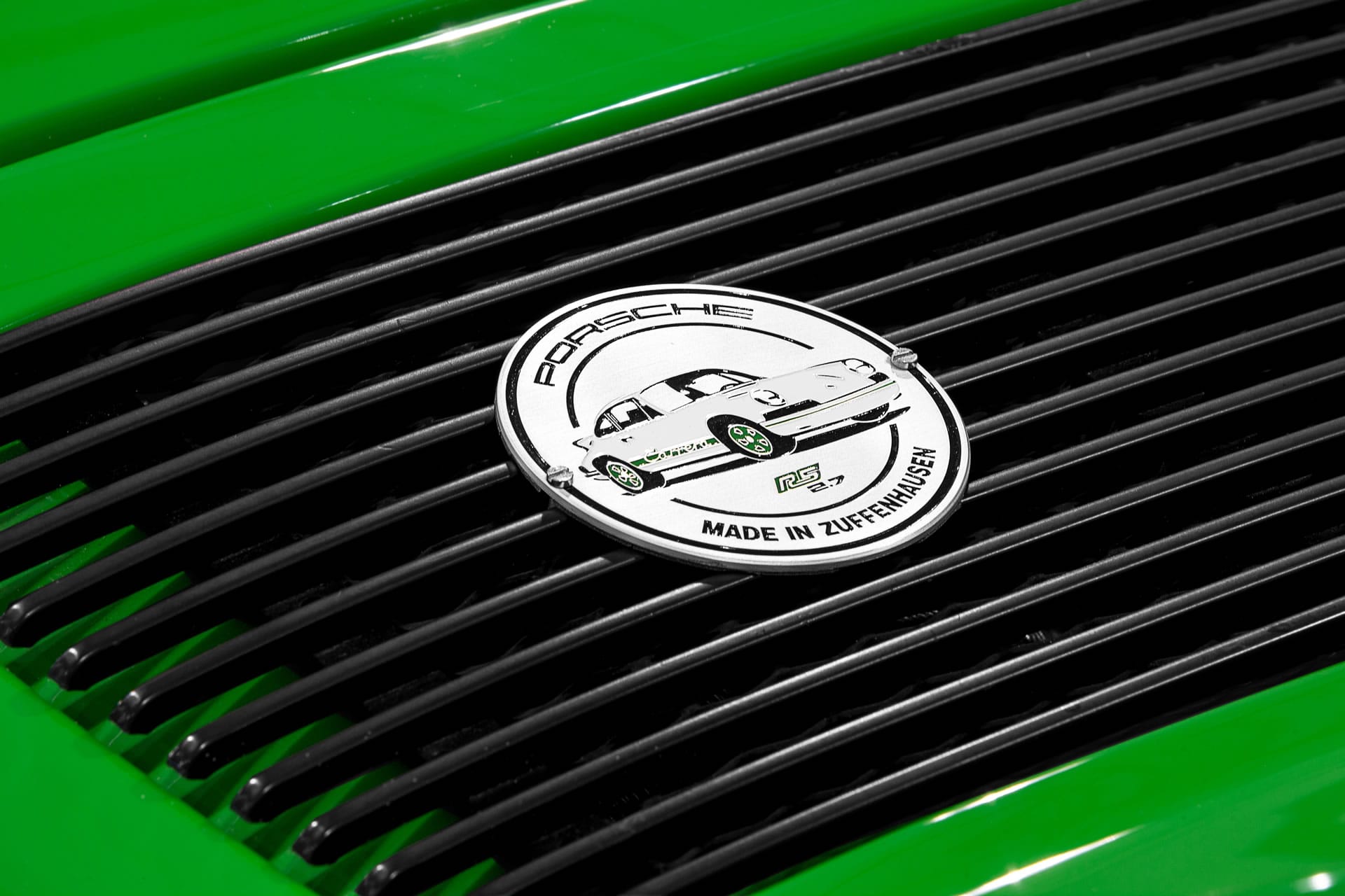 Gitter des Motordeckels mit Plakette
