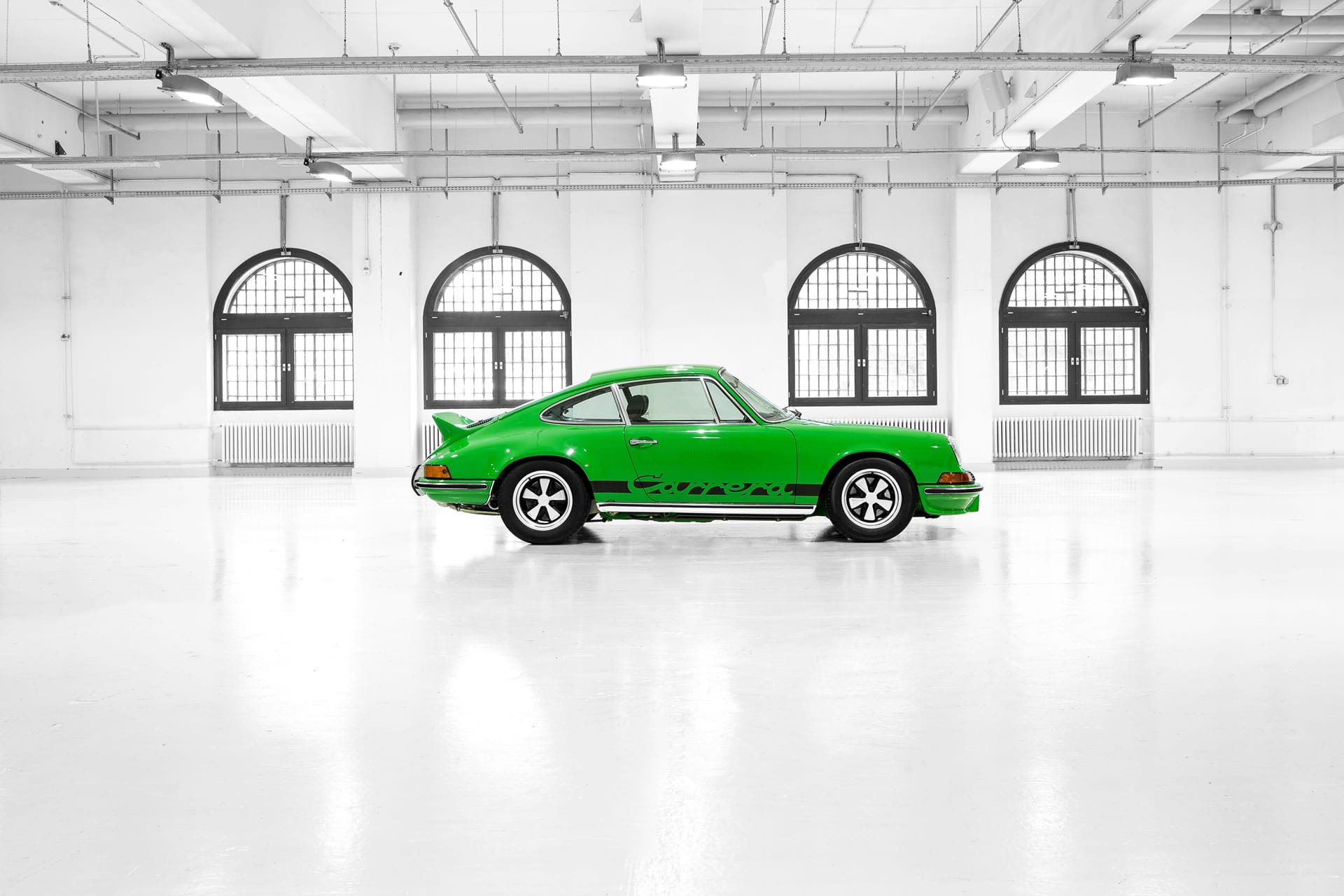 Carrera RS 2.7 in einer hellen Halle mit Bogenfenstern