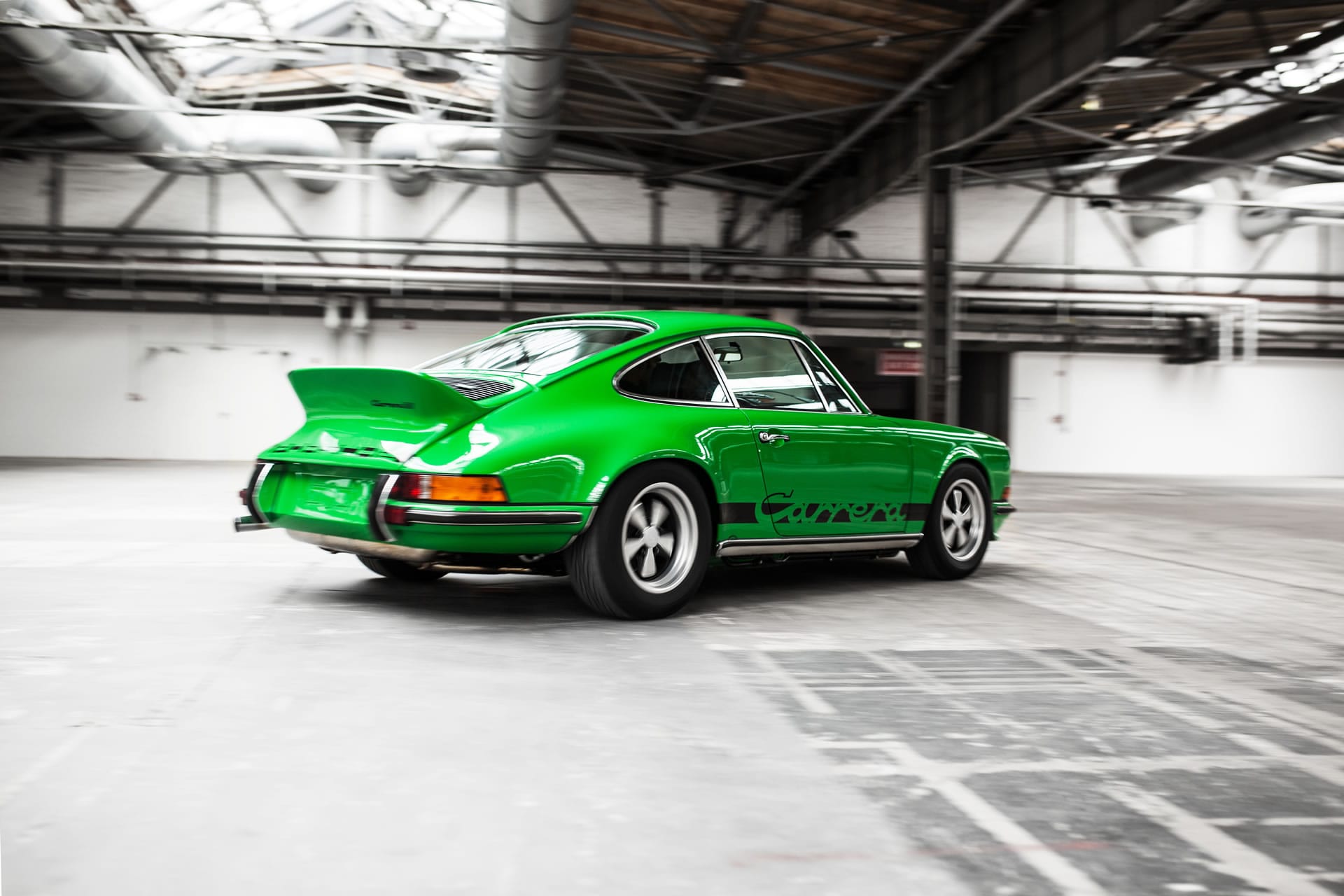 Carrera RS 2.7 in Viperngrün, Heckansicht in heller Halle