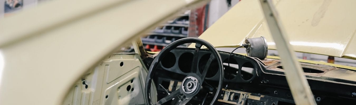 Entkernter Innenraum eines Porsche während der Restaurierung
