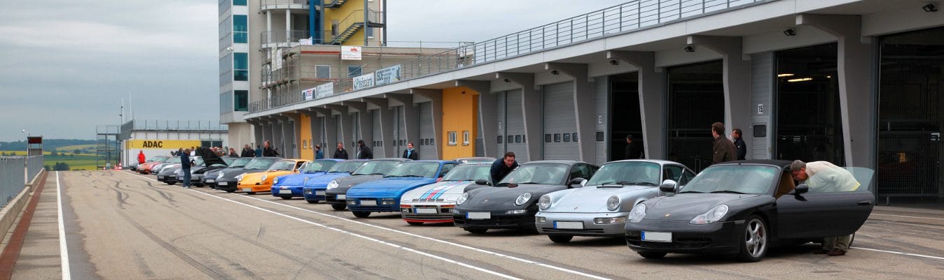 Fahrerlager beim Lundtauto-Fahrtraining auf dem Autodrom Most: Teilnehmerfahrzeuge in der Boxengasse