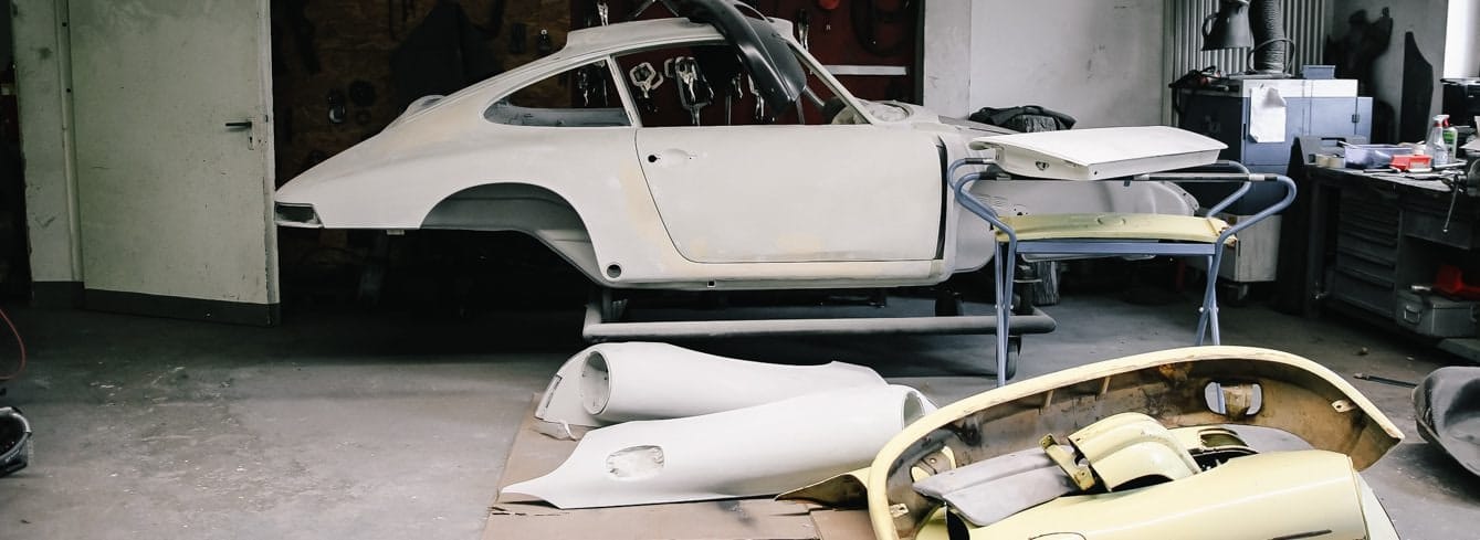 Porsche-Rohkarosse während der Restaurierung in der Werkstatt