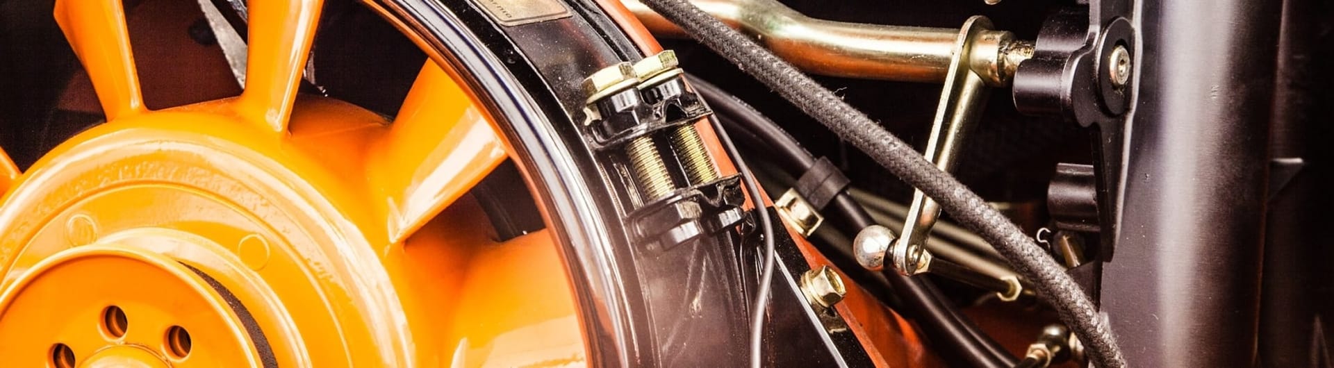 Fahrwerks-Detail eines für den Rennsport aufgebauten Porsche