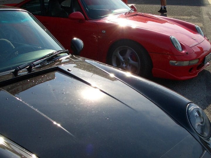 Porsche-Fahrzeuge in der Werkstatthalle von Lundtauto