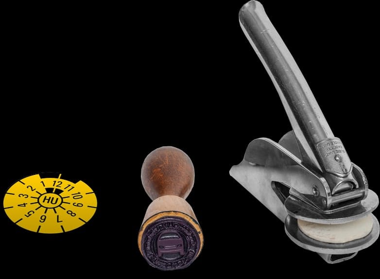 HU-Plakette und Prüfstempel der Hauptuntersuchung