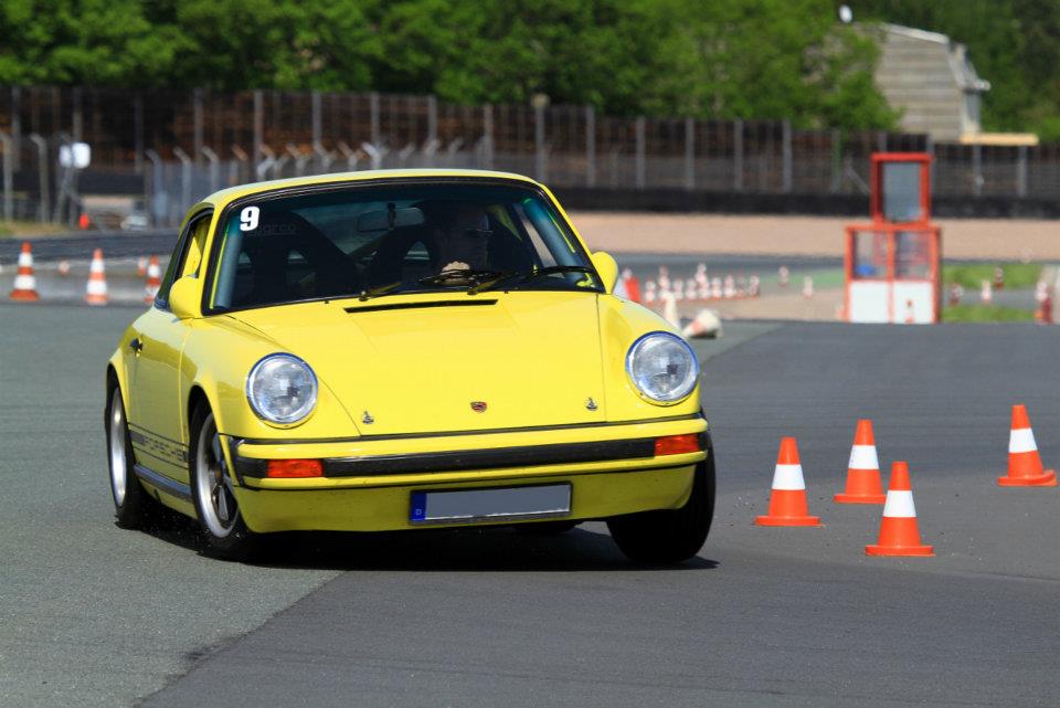 Gelber Porsche 911 zwischen Pylonen auf der Rennstrecke beim Lundtauto-Fahrtraining