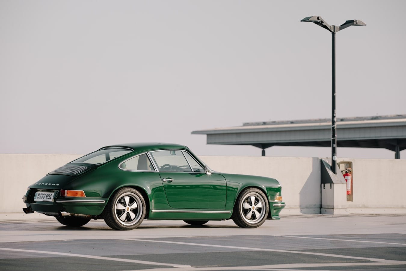THE GREEN MACHINE — Heckansicht des Porsche 964-Backdate in Irischgrün