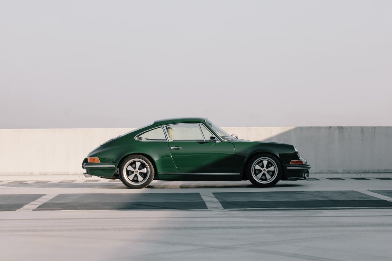 THE GREEN MACHINE — Porsche 964-Backdate in Irischgrün, Seitenansicht