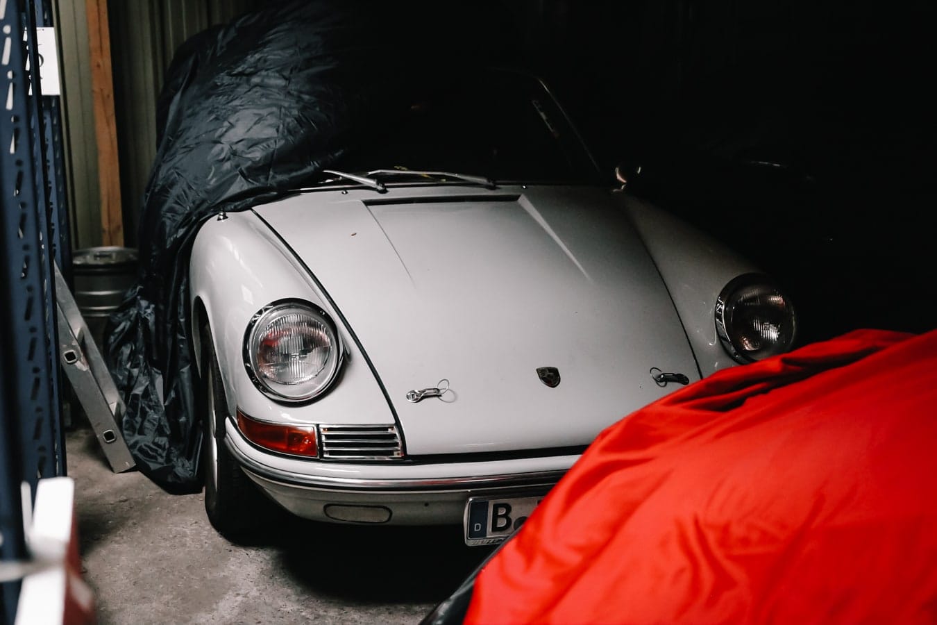 Abgedeckter Porsche-Klassiker im Winterlager