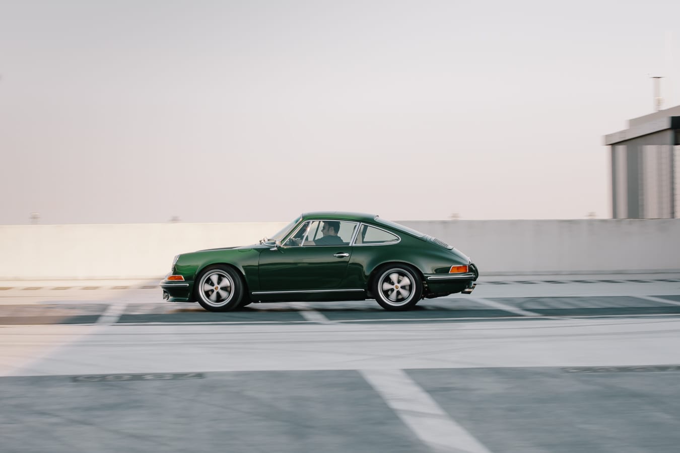 THE GREEN MACHINE in Irischgrün im Seitenprofil auf einem Parkdeck