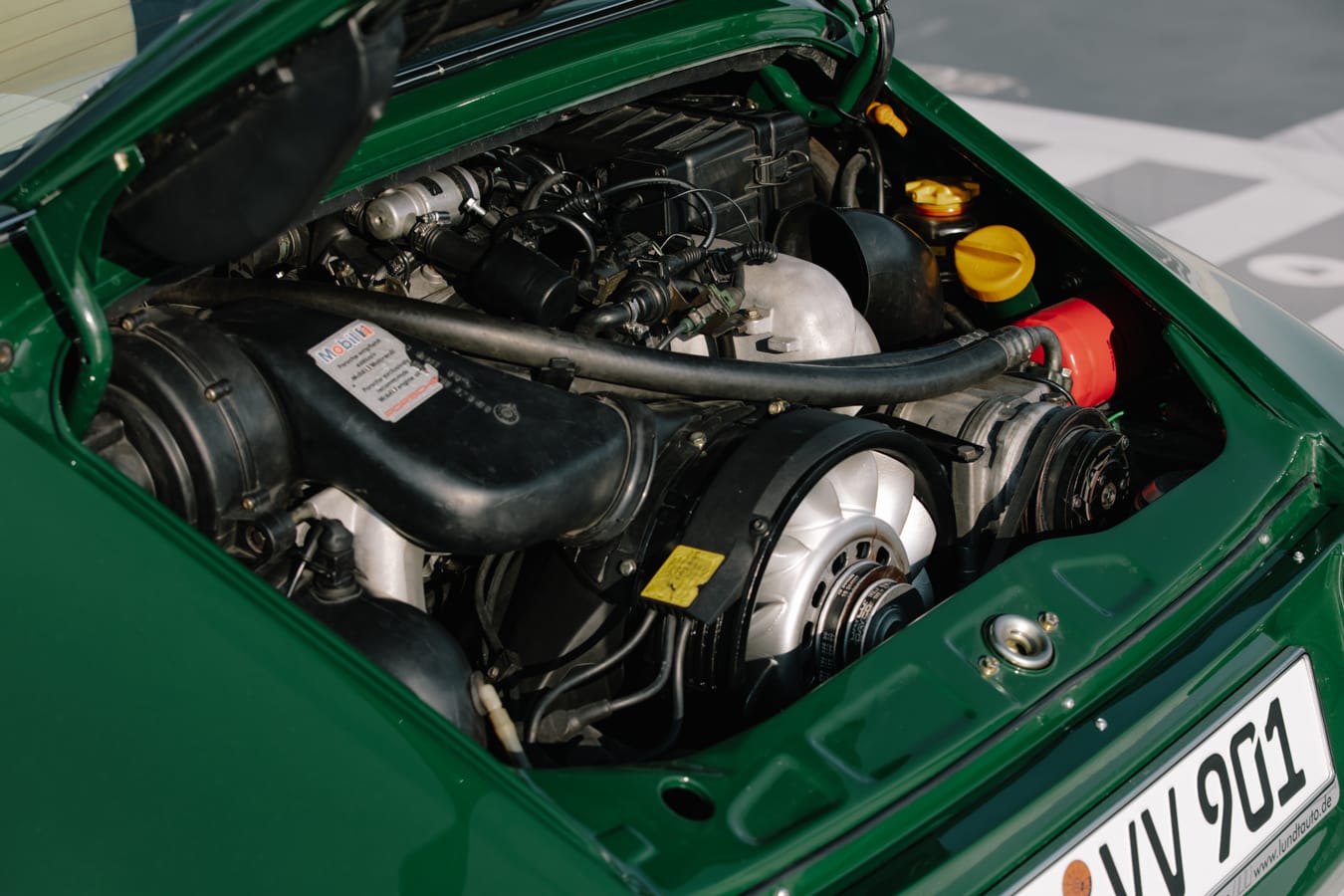 Geöffneter Motorraum der GREEN MACHINE mit überholtem 3,6-Liter-Boxermotor