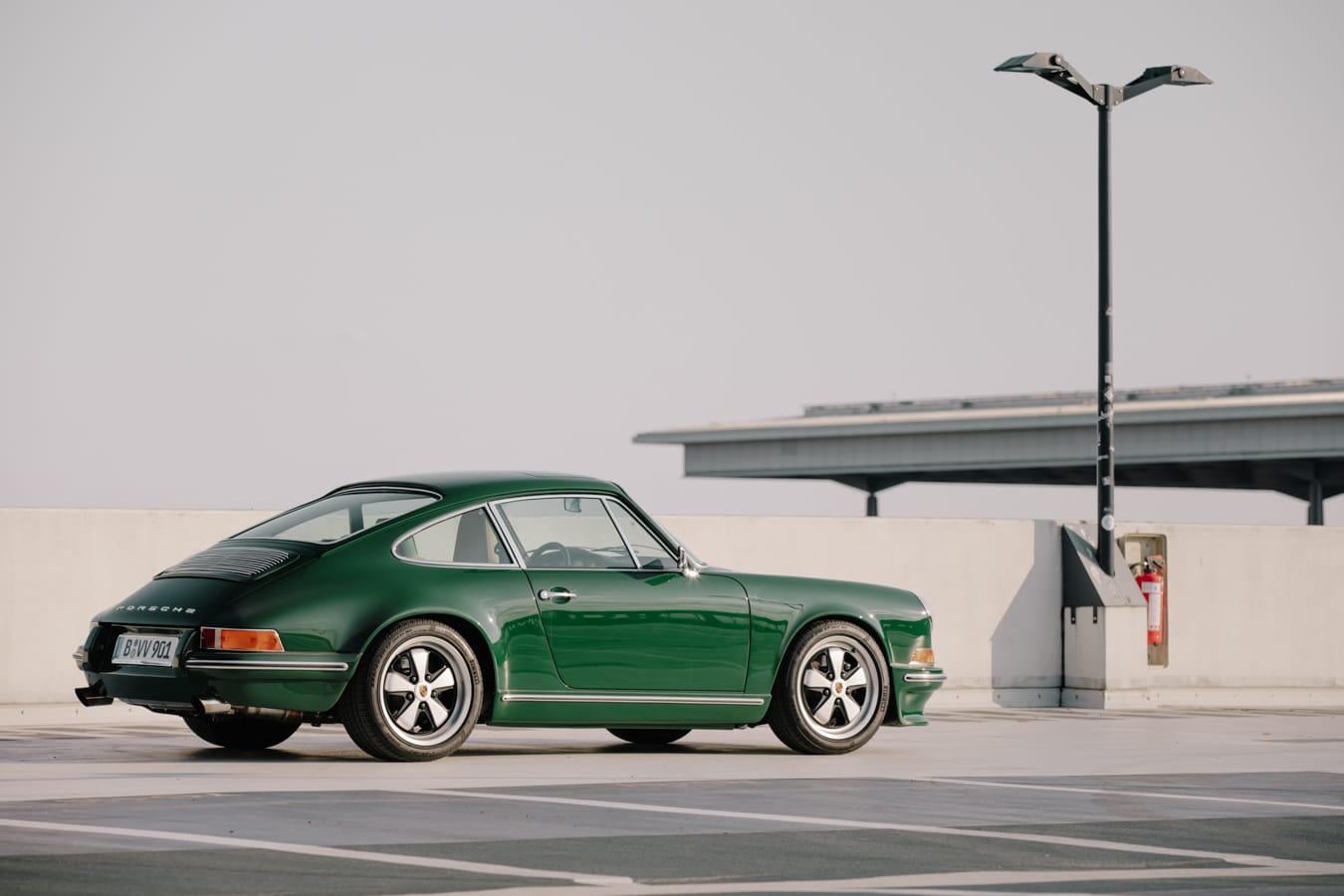 THE GREEN MACHINE in der Halbfront auf einem Parkdeck, fahrbereit zugelassen